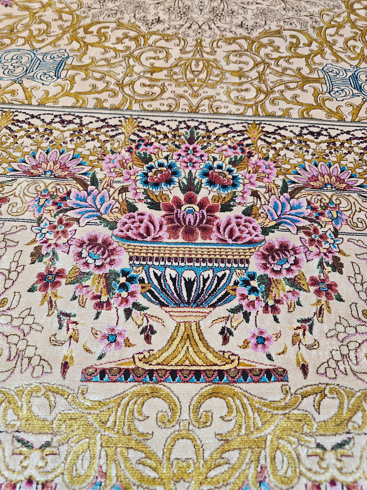 Golden Garden Medallion Hand-Bordered Natural Wool & Silk Carpet 200x300 cm