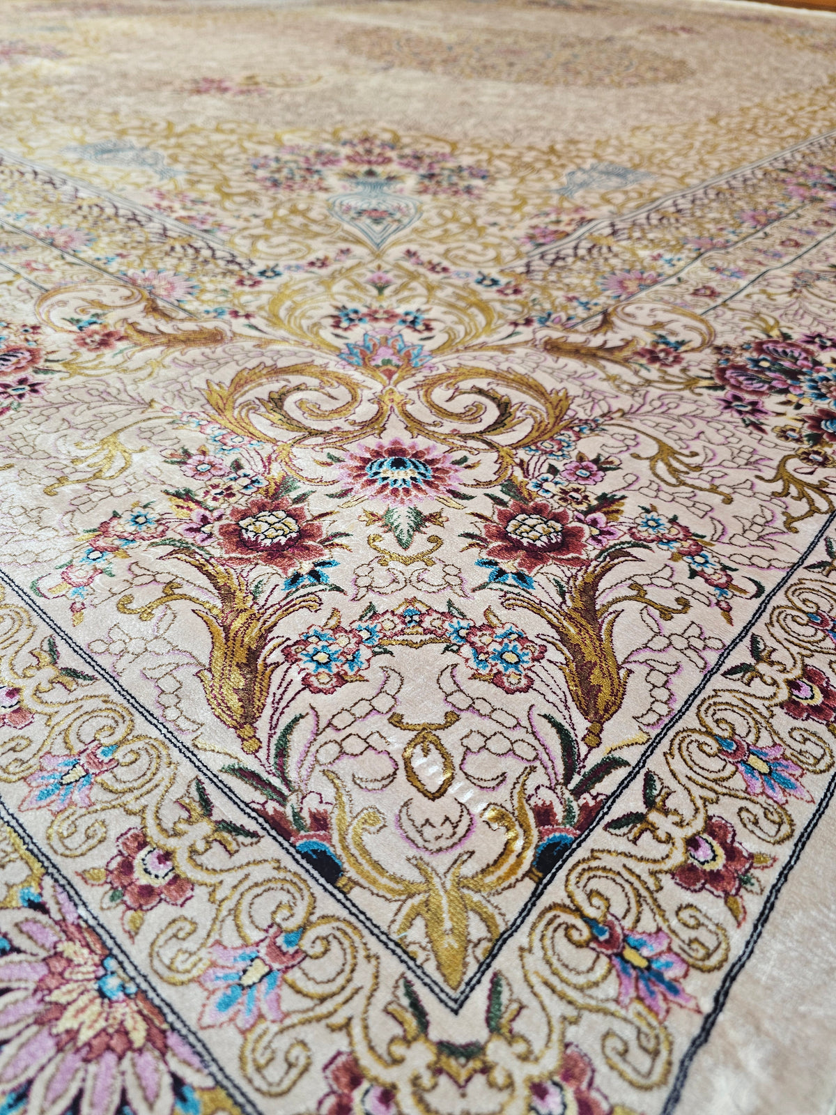 Golden Garden Medallion Hand-Bordered Natural Wool & Silk Carpet 200x300 cm