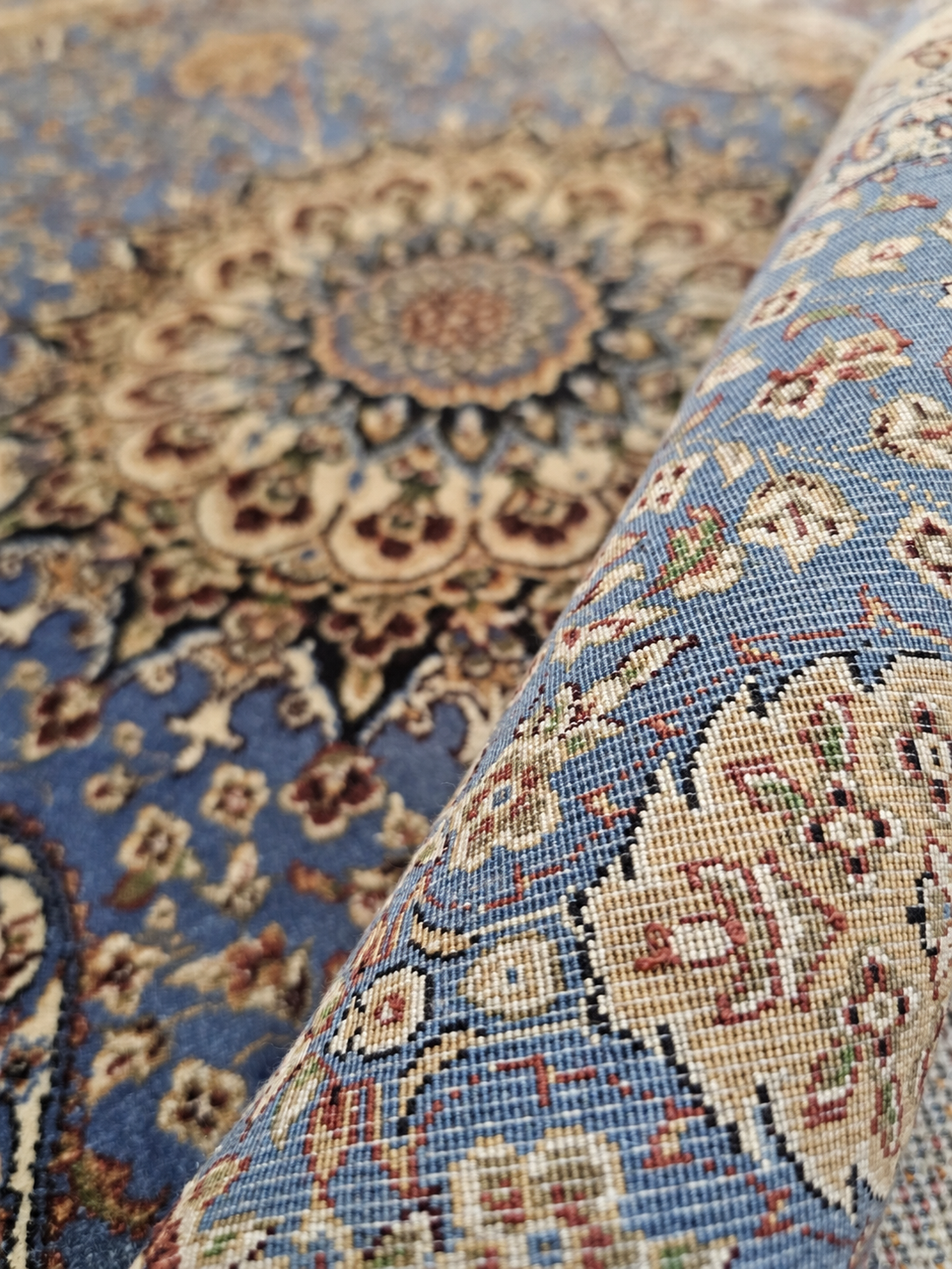 Sapphire Paradise Medallion Silk Carpet 60x90cm