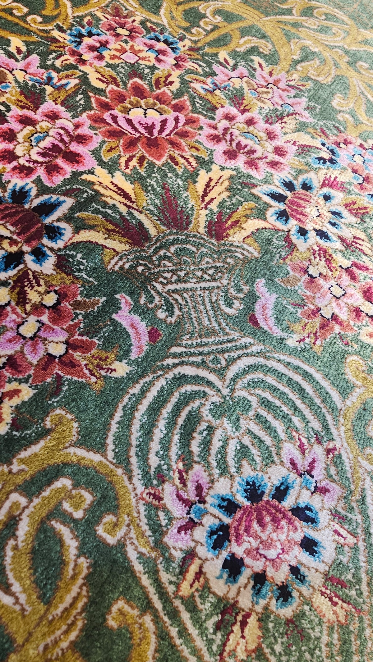 Emerald Royal Garden Hand-Bordered Natural Wool &Silk Carpet 200x300 cm